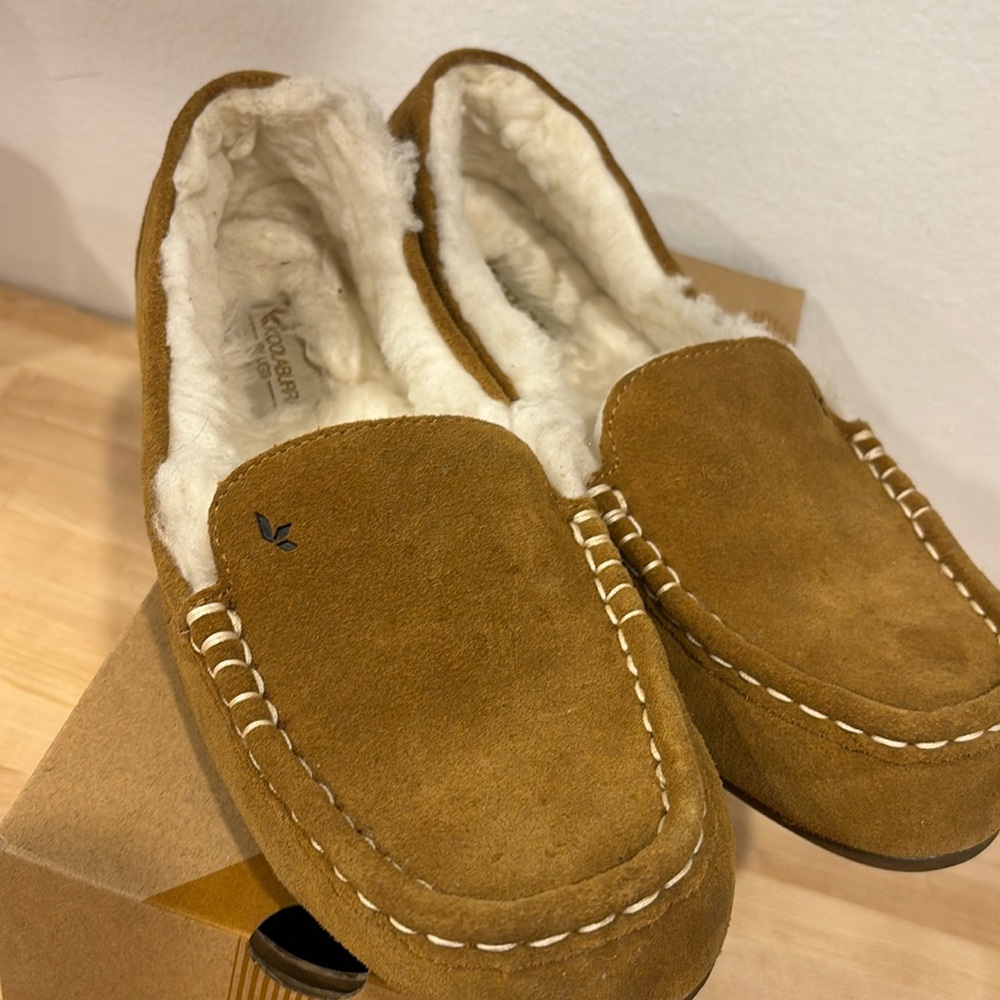Koolaburra by Ugg “W Lesly” style moccasin - like new! Size 8 brown / cognac